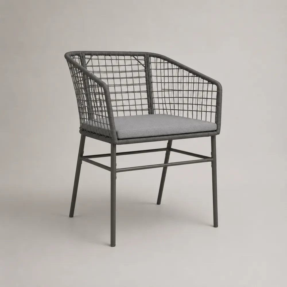 Sedia da giardino con braccioli 58 cm x 60 cm x 82 cm struttura in acciaio verniciato grigio scuro schienale in griglia metallica e cuscino grigio chiaro